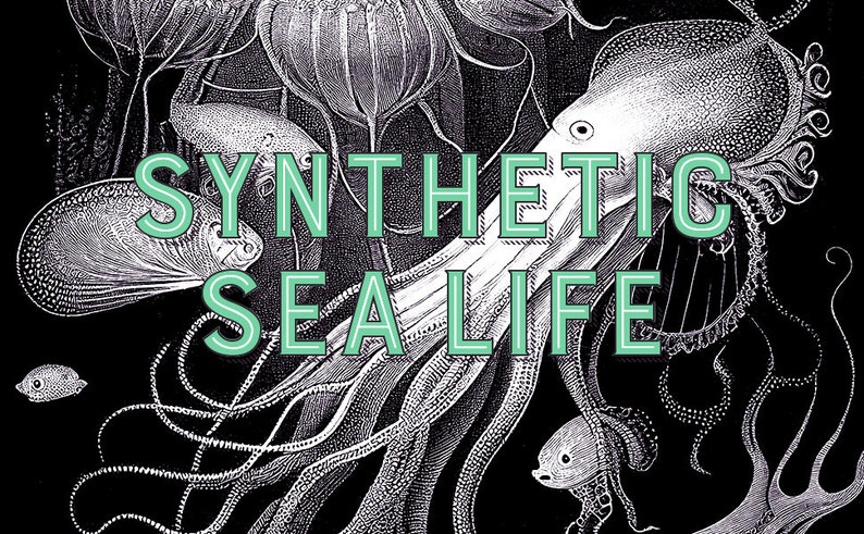 以下が含まれることがあります： 触手のあるタコが他の海の生き物に囲まれている白黒のイラスト。 「SYNTHETIC SEA LIFE」というテキストが緑色の文字で書かれています。