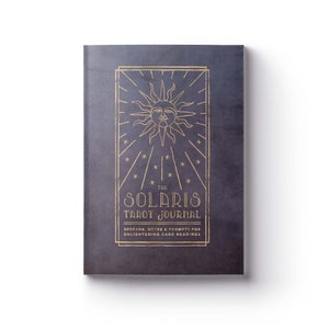 Het Solaris Tarotdagboek | 6 x 9 inch spirituele notitieboekjes crème pagina's | Waarzeggerijspreads en prompts voor het documenteren van Oracle-kaartlezingen