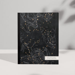 Könnte beinhalten: Schwarzes Notizbuch mit einem Sternenbild-Design mit goldenen Sternen. Der Umschlag trägt den Text "GRAPH PAPER NOTEBOOK 110 PAGES | CREAM PAPER".