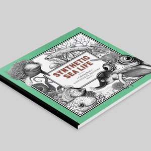 以下が含まれることがあります： 赤と白の文字で「Synthetic Sea Life: A Coloring Book of Unnatural History」というタイトルが書かれたターコイズグリーンの表紙の書籍。表紙には、魚、タコ、カニなど、さまざまな海の生き物の白黒のイラストが描かれている。