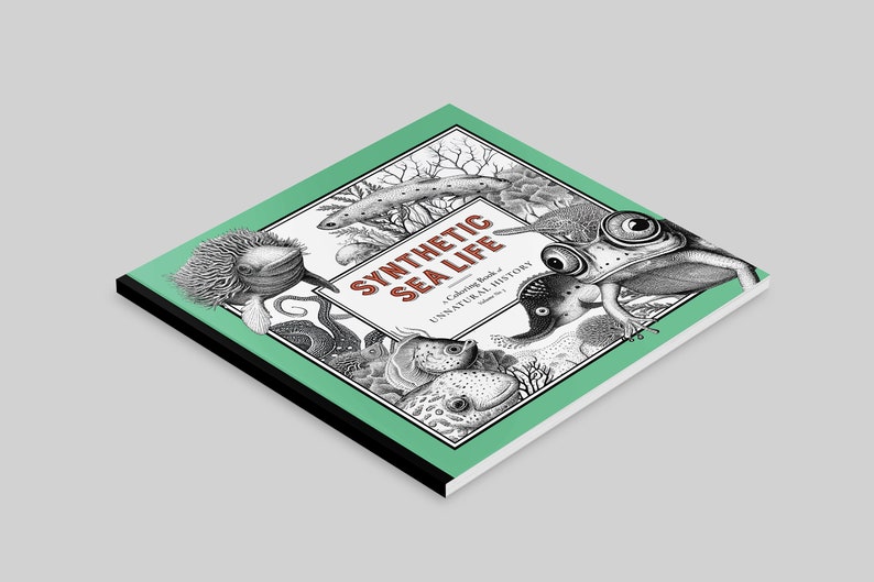 以下が含まれることがあります： 赤と白の文字で「Synthetic Sea Life: A Coloring Book of Unnatural History」というタイトルが書かれたターコイズグリーンの表紙の書籍。表紙には、魚、タコ、カニなど、さまざまな海の生き物の白黒のイラストが描かれている。