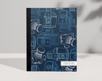Puede incluir: Un cuaderno de puntos azul con un contorno blanco de cámaras vintage en la portada. El texto en la portada dice "Dotted Bullet Journal 110 Pages | White Paper".