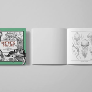 以下が含まれることがあります： 緑色の表紙に「Synthetic Sea Life: A Coloring Book of Unnatural History」というタイトルが赤と白で書かれた、閉じた塗り絵の本。表紙には、海の生き物の白黒のイラストが描かれている。