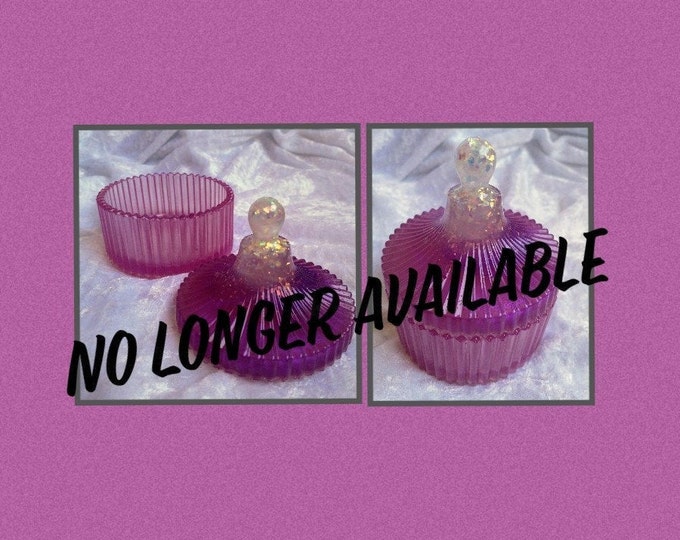 Beautiful decorative round trinket box. Can be done in any colour choice.