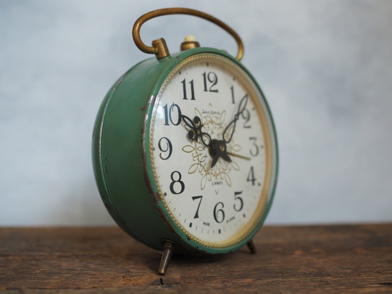 Vintage alarm clock, Jantar clock , clock alarm, vintage clock, timepiece, UNWORKING, only decorative image 2