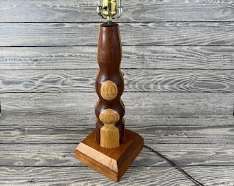Lámpara de mesa con incrustaciones de roble y parquet de madera MCM hecha a mano