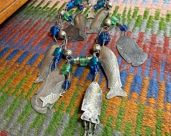 Collar de estilo fetiche con peces y cuentas, de arte popular vintage.