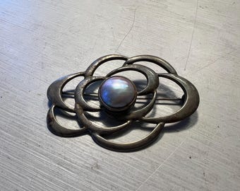 Broche Art Déco de plata esterlina con forma libre y perla cultivada