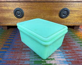 Plato refrigerado de vidrio jadeíta McKee con tapa - BRILLA EN LA PANTALLA