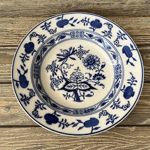 Villeroy & Boch Dresden Blue Onion 9 1/8&quot; Large Rim Soup Bowl