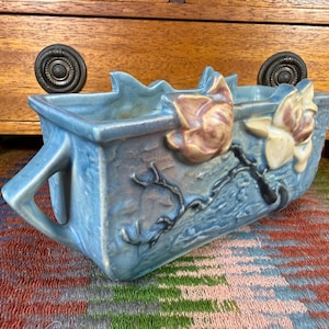Macetero de ventana con doble asa de cerámica Roseville Blue Magnolia de la década de 1940.