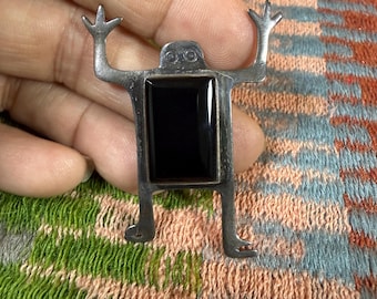 Broche modernista de Phyllis Woods en plata de ley y ónix negro.