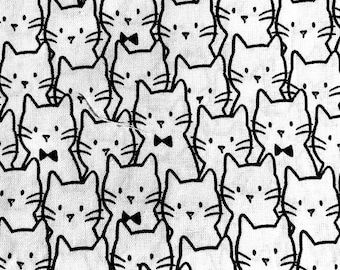 以下が含まれることがあります： 蝶ネクタイをした白黒の漫画の猫の繰り返しパターン。 デザインは、明るく質感のある生地に印刷されています。