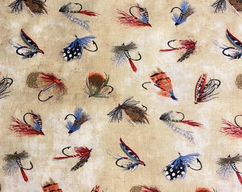 Op de afbeelding: Een patroon op stof met een herhaling van kleurrijke vliegvisvliegen. De vliegen hebben gebogen haken en zijn in verschillende kleuren, waaronder rood, blauw, oranje en bruin. De achtergrond is een gevlekte bruine kleur.