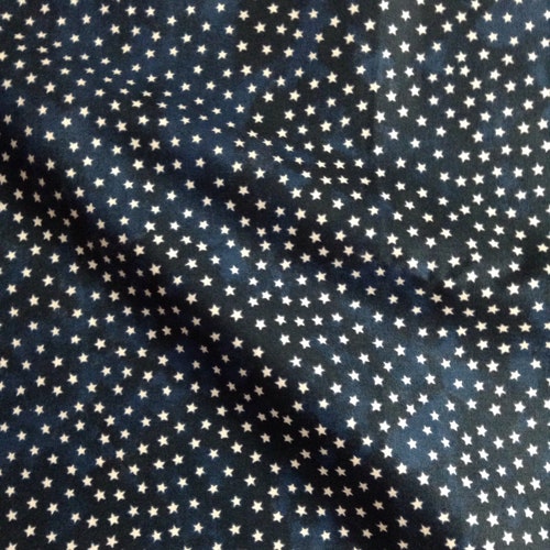 Tissu au mètre carré - Mini étoiles blanches sur bleu marine, tissu patriotique, bleu marine, tissu avec étoiles