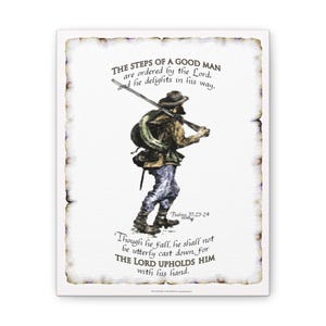Op de afbeelding: Canvas print met een aquarel illustratie van een man die loopt met een staf en rugzak. De afbeelding bevat tekst uit Psalm 37:23-24, met een verweerde, verouderde rand. Het kleurenpalet omvat bruin, blauw en groen.