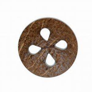 Könnte beinhalten: Runder Knopf aus brauner Kokosnussschale mit vier tropfenförmigen Aussparungen, die kreuzförmig angeordnet sind. Der Knopf hat eine natürliche, strukturierte Oberfläche und ist vor weißem Hintergrund platziert.