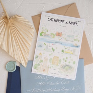 K&ouml;nnte beinhalten: Eine blaue und wei&szlig;e Hochzeitseinladung mit einer Aquarell-Illustration einer Stadtkulisse. Die Einladung ist an Mrs. Grace und Mr. Charlie Cost adressiert, 137 Battery Meeting House Road, North Scituate, Rhode Island 02857.