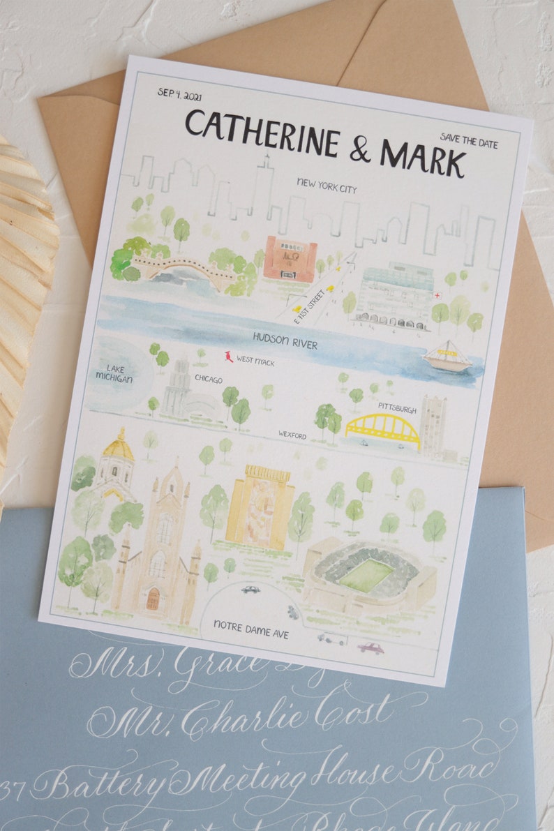 K&ouml;nnte beinhalten: Save-the-Date-Karte mit einer Aquarell-Illustration von New Yorker Sehensw&uuml;rdigkeiten, darunter das Empire State Building, das Chrysler Building und die Brooklyn Bridge. Der Text "Catherine & Mark" ist in schwarzer Schrift oben auf der Karte geschrieben. Das Datum "Sep 4, 2021" ist in schwarzer Schrift oben auf der Karte geschrieben. Der Text "Save the Date" ist in schwarzer Schrift oben auf der Karte geschrieben. Der Text "New York City" ist in schwarzer Schrift oben auf der Karte geschrieben.