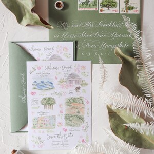 K&ouml;nnte beinhalten: Save-the-Date-Karte mit Aquarell-Illustrationen verschiedener Orte, darunter Berge, eine Stadt und ein Strand. Der Text lautet "Catherine & David Save the Date November 5, 2022 Carmel, California".