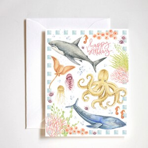 cartão de aniversário sob o mar, aniversário de criaturas marinhas, cartão de aniversário de tubarão, aniversário de polvo, cartão de aniversário do oceano, pintado à mão, aniversário de crianças