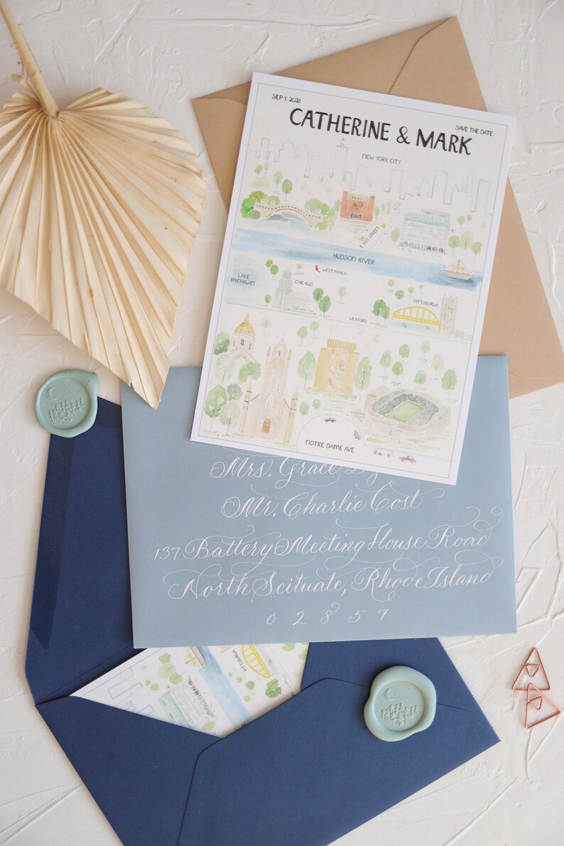 K&ouml;nnte beinhalten: Eine blaue und wei&szlig;e Hochzeitseinladung mit einer Aquarell-Illustration einer Stadtkulisse. Die Einladung ist an Mrs. Grace und Mr. Charlie Cost adressiert, 137 Battery Meeting House Road, North Scituate, Rhode Island 02857.