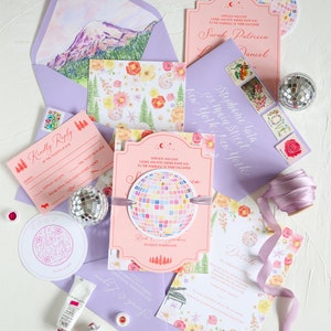 Puede incluir: Un conjunto de invitaciones de boda rosa y morado con un diseño floral de acuarela. La invitación presenta una bola de discoteca y el texto "Con amor y alegría, Laurel y Pete te invitan al matrimonio de su hija, Sarah Patricia y Daniel".