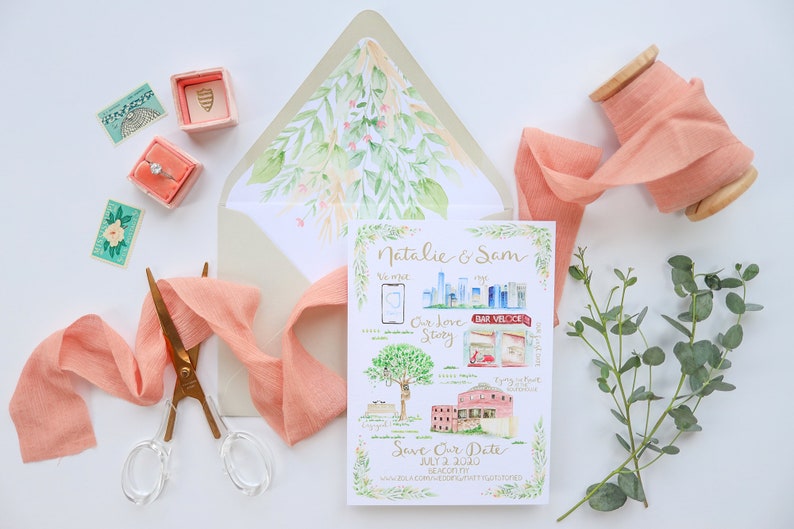 K&ouml;nnte beinhalten: Eine Save-the-Date-Karte mit einer Aquarell-Illustration einer Skyline, eines Baumes und eines Geb&auml;udes. Der Text auf der Karte lautet "Natalie & Sam" und "Save Our Date July 2, 2020 Beacon, NY".