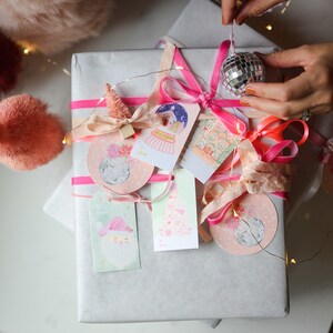 etiquetas para presentes de feriado com fita de seda, conjunto de etiquetas para presentes, etiquetas para presentes de Natal, etiquetas para presentes de Papai Noel, embrulho para presentes de feriado, embrulho para presentes