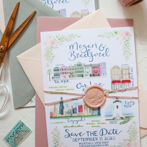 K&ouml;nnte beinhalten: Save the Date Hochzeitskarte mit Aquarell-Illustrationen von Stadtlandschaften, darunter Charleston, Chicago und Martha's Vineyard. Die Einladung hat einen floralen Rand und den Text "Save the Date" in blauer Kalligraphie. Das Datum ist der 11. September 2020.