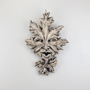Placa de pared con el hombre verde de hoja de roble