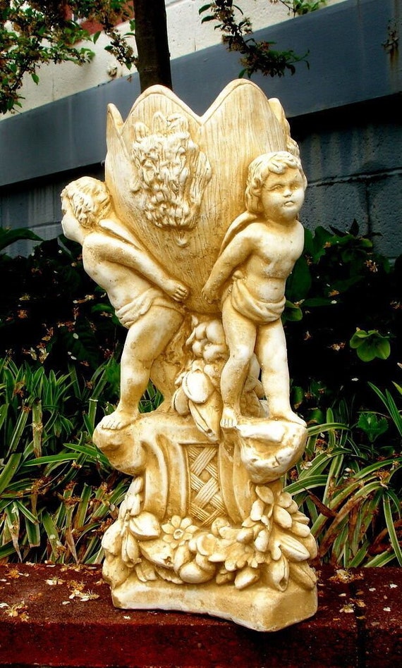 エロス 3 天使がプランターを握っているビクトリア朝の天使 