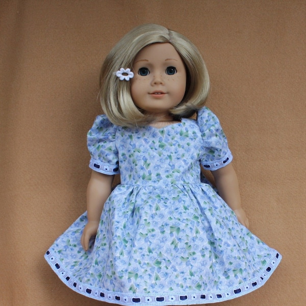 Robe bleue à fleurs en coton des années 40 avec perles suisses et chaussures blanches, convenant à des poupées américaines de 18 po.