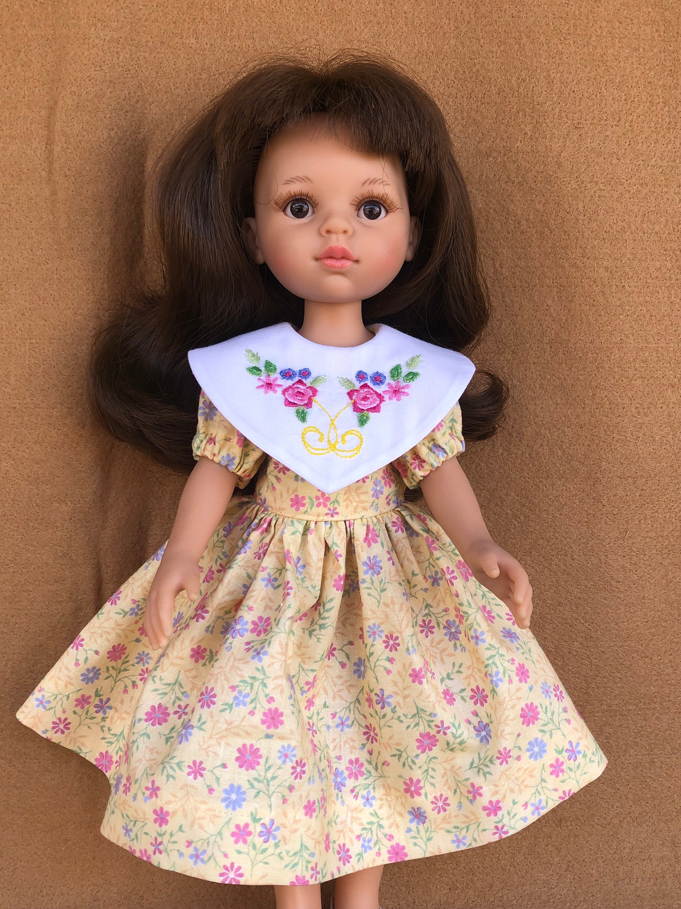 花柄ドールドレス：イエローコットン、刺繍入りカラー、13インチドール