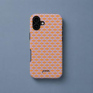 Op de afbeelding: Een rechthoekig telefoonhoesje met een herhalend geweven patroon van horizontale oranje rechthoeken en verticale lichtpaarse rechthoeken op een lichtgrijze achtergrond. Het woord pommi staat in het zwart onderaan in het midden.