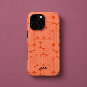 Op de afbeelding: Een oranje smartphonehoesje met een herhalend patroon van witte concentrische lijnen die afgeronde, onderling verbonden vormen vormen. Het woord pommi is in zwarte schrijfletters onderaan in het midden van de hoes gedrukt.