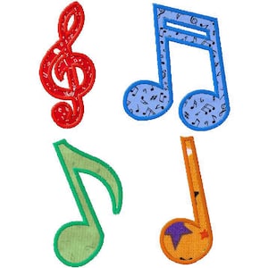 Puede incluir: Cuatro parches de notas musicales y clave de sol de colores. La clave de sol es roja, una nota es azul con notas musicales impresas en ella, una nota es verde y una nota es naranja con una estrella morada.