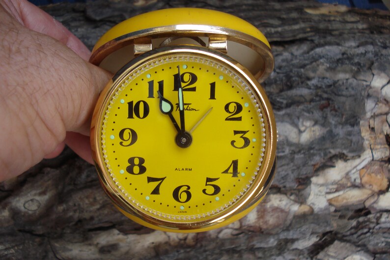 Small Vintage Travel Alarm Clock Fashion Yellow Wind Up Clam Image 0