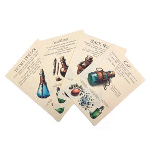 Może przedstawiać: Zbiór czterech kart w stylu vintage z ilustracjami butelek z miksturami i składników. Każda karta ma inny tytuł, np. "Swallow" i "Black Blo". Karty ułożone są wachlarzowato na białym tle.