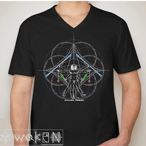 Op de afbeelding: Zwart V-hals T-shirt met een witte afbeelding van een man in een geometrisch ontwerp met de tekst "Awaken Design".