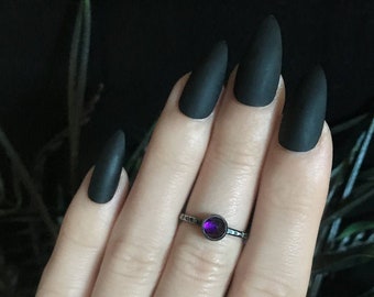 Bague améthyste pourpre faite à la main - Bijoux en pierres précieuses à facettes - Bijoux minimalistes - Bagues d’empilage en argent foncé - Bague en pierres précieuses violet rose coupée