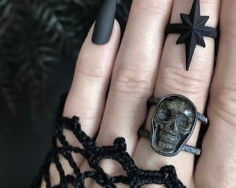 Anillo de cráneo obsidiano de brillo de oro - joyería de cráneo de piedra preciosa - plata y anillo de calavera negra - joyería gótica oscura - rareza espeluznante - joyería de brujería