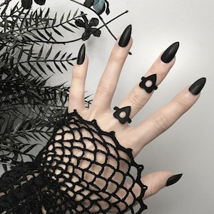 Matte Black Ouija Planchette Ring - Pointy Black Ring - Goth Fashion - Witchy Jewelry - Occult Jewelry - Midi Ring - Dark 3d Printed Ring