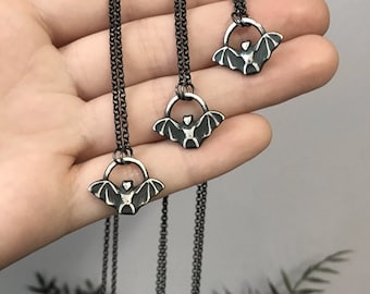 Zierliche Silber Fledermaus Halskette - Kleiner Fledermaus Flügel Anhänger - Zierlicher Goth Schmuck - Gruselig Niedlicher Witchy Stil - Handgemachter Sterling Silber Fledermaus Schmuck