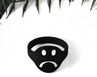 Bague froncée - Bijoux noir mat - Emoji visage triste - Bijoux visage malheureux - Bijoux sombres - Bijoux gothiques sombres - Bague imprimée en 3D