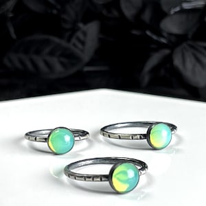Uranring i glas - Handgjord stapelring i sterlingsilver - Elegant skimrande grönt glas - UV-reaktiva atomära retrosmycken