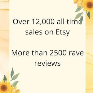 Puede incluir: Fondo color crema con el texto "M&aacute;s de 12.000 ventas totales en Etsy" y "M&aacute;s de 2500 rese&ntilde;as entusiastas". La imagen est&aacute; decorada con girasoles amarillos y hojas verdes.