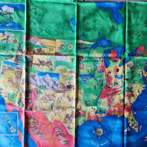 Puede incluir: Un mapa de tela colorido de los Estados Unidos, con ilustraciones de monumentos y animales. El mapa incluye los oc&eacute;anos Pac&iacute;fico y Atl&aacute;ntico, y el Golfo de M&eacute;xico. El mapa es principalmente verde, azul, rosa y amarillo.