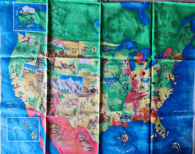 Puede incluir: Un mapa de tela colorido de los Estados Unidos, con ilustraciones de monumentos y animales. El mapa incluye los oc&eacute;anos Pac&iacute;fico y Atl&aacute;ntico, y el Golfo de M&eacute;xico. El mapa es principalmente verde, azul, rosa y amarillo.