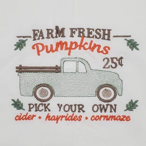 Puede incluir: Un letrero que dice "Farm Fresh Pumpkins 25¢ Pick Your Own cider hayrides corn maze" con una ilustración de una camioneta vintage.